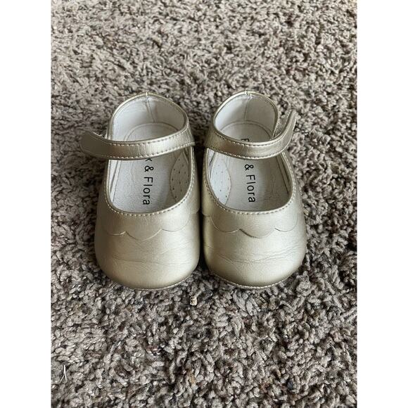 Felix & Flora Toddler Girl Sz. 4 (120) Gold Mary Jane Shoe. Great Pair - Picture 2 of 9